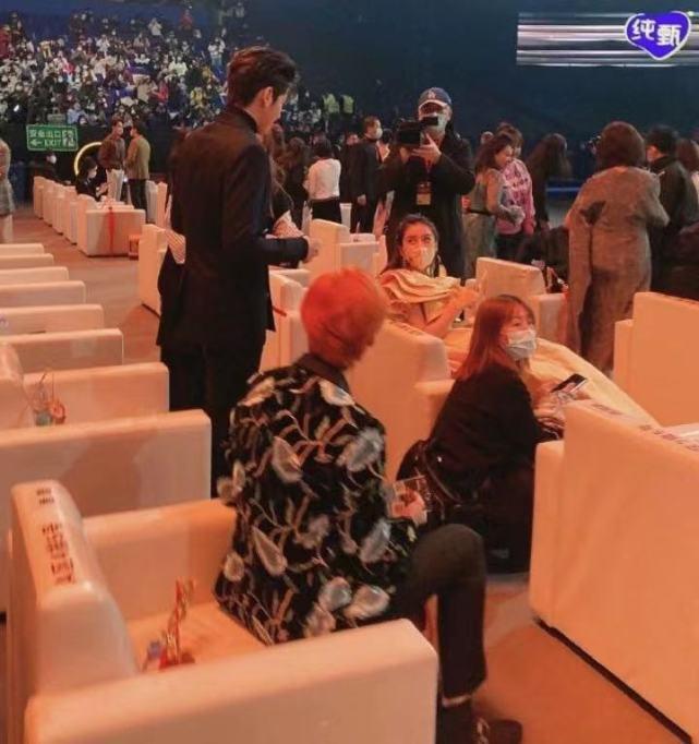 Khoảnh khắc Angelababy dành ánh mắt tình tứ nhìn Huỳnh Hiểu Minh phá vỡ tin đồn ly hôn-1