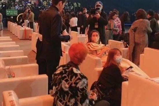 Khoảnh khắc Angelababy dành ánh mắt tình tứ nhìn Huỳnh Hiểu Minh phá vỡ tin đồn ly hôn