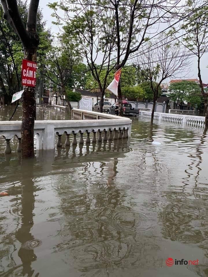 Mưa lớn, nước dâng ngập giường làng ven đô Hà Nội-4