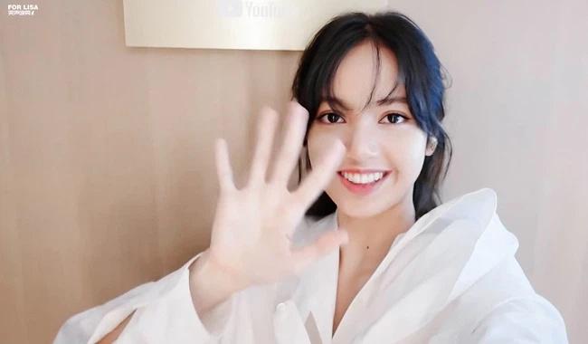 Lisa bùng nổ nhan sắc nhờ loạt khoảnh khắc nói không với tóc mái 10 tỷ-2