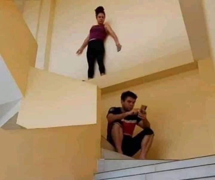 Những pha nhìn lén điện thoại người yêu cười ra nước mắt của hội chị em-1