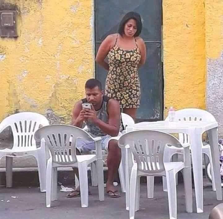 Những pha nhìn lén điện thoại người yêu cười ra nước mắt của hội chị em-2