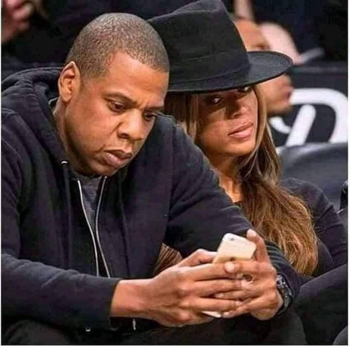 Những pha nhìn lén điện thoại người yêu cười ra nước mắt của hội chị em-8