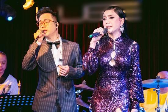 Lâm Khánh Chi khàn giọng do bán online ngày nói 4-5 tiếng