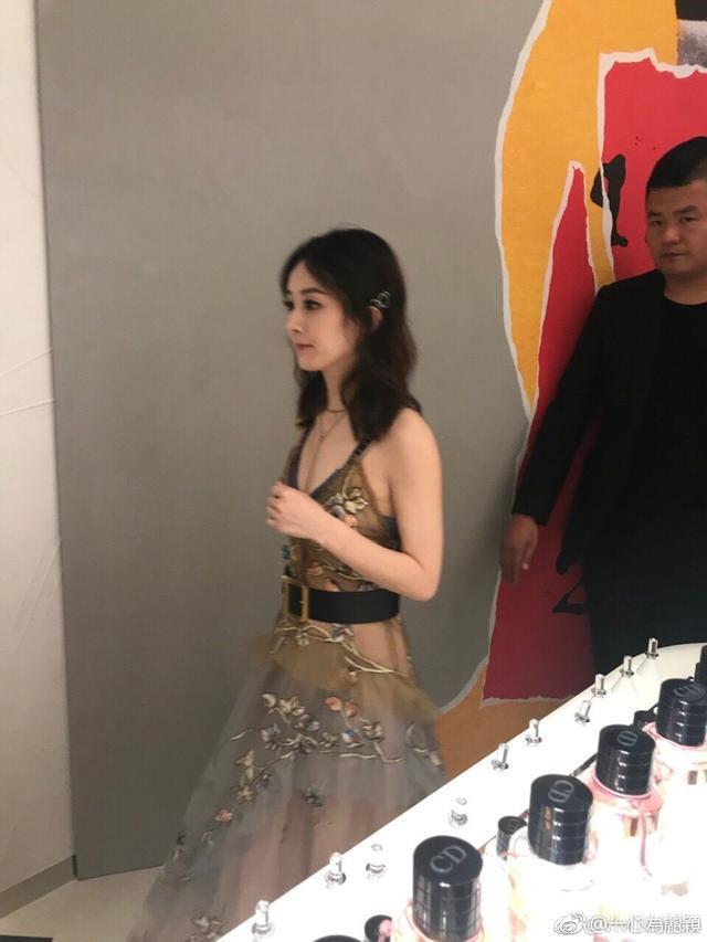 Triệu Lệ Dĩnh lung linh trên ảnh đã qua chỉnh sửa nhưng nhan sắc bị chụp lại như thế này-3