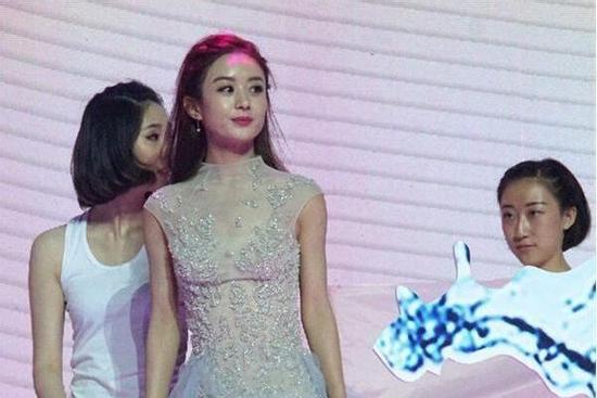 Triệu Lệ Dĩnh lung linh trên ảnh đã qua chỉnh sửa nhưng nhan sắc bị chụp lại như thế này