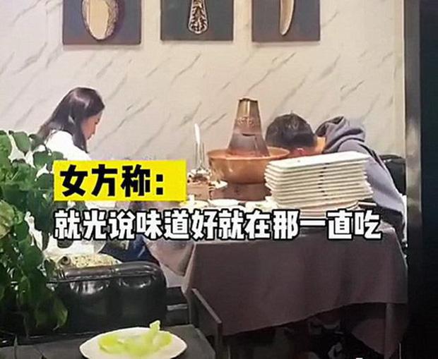 Bị gia đình ép đi xem mắt, đàng trai ăn liền 30 đĩa thịt còn bắt đàng gái thanh toán-3