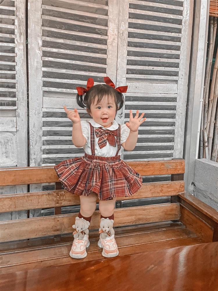 Bộ ảnh thiên thần nhí 1 tuổi đáng yêu, ai nhìn cũng muốn đẻ con gái-6