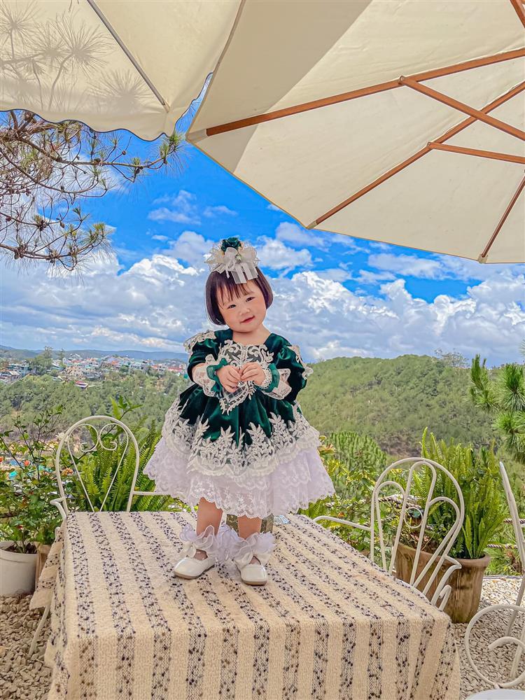 Bộ ảnh thiên thần nhí 1 tuổi đáng yêu, ai nhìn cũng muốn đẻ con gái-13