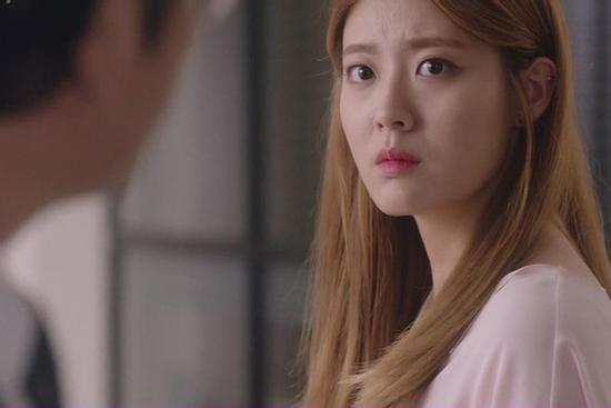 Tượng đá trước cửa nhà dính vết tay người, đằng sau là câu chuyện đau đến xé lòng