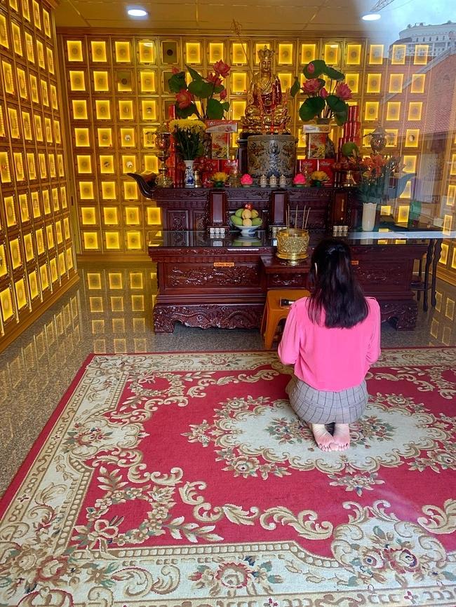 Lý Nhã Kỳ lặng lẽ đến viếng Minh Lộc sau 49 ngày mất-2