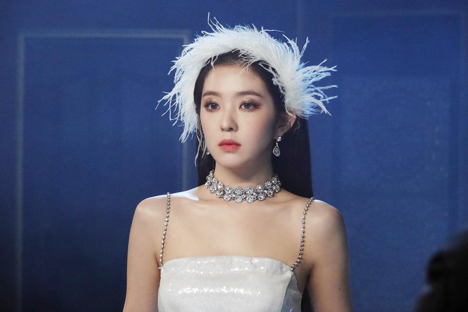 Irene (Red Velvet): Tháng 10/2020, biên tập viên thời trang Kang Kook Hwa tố Irene lăng mạ cô trong 20 phút. Ngôn từ lạnh lùng và có phần cay nghiệt của trưởng nhóm Red Velvet khiến stylist nổi tiếng bật khóc. Irene thừa nhận hành vi, khán giả tức giận trước lối hành xử của nữ thần tượng và yêu cầu cô rời khỏi ngành giải trí.