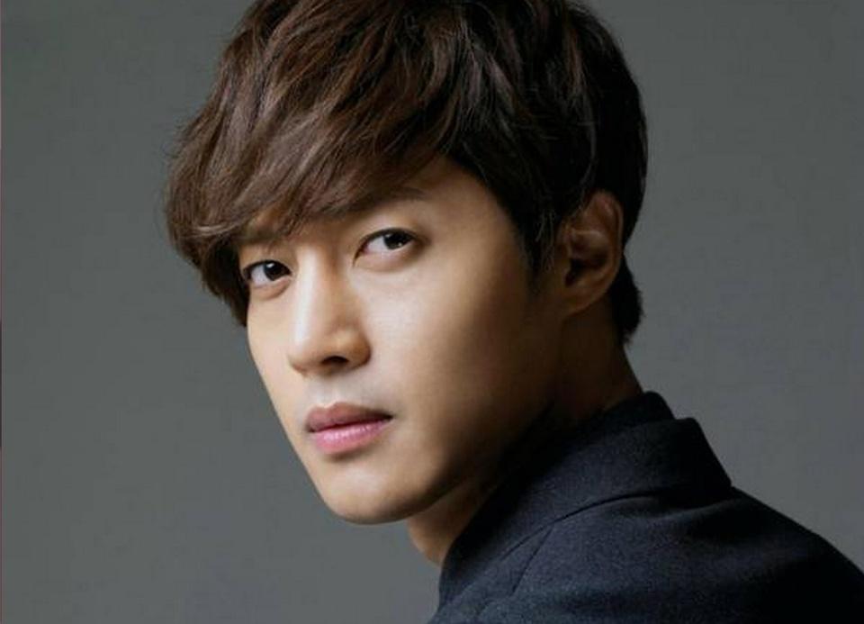 Khán giả liên tục yêu cầu Kim Hyun Joong giải nghệ và ra hầu tòa, dù thời điểm đó nam diễn viên đang phục vụ trong quân đội. Sau khi xuất ngũ vào năm 2017 tới nay, ngôi sao 35 tuổi chỉ có thể tổ chức một số hoạt động nhỏ tại thị trường nước ngoài vì bị khán giả Hàn Quốc hắt hủi.