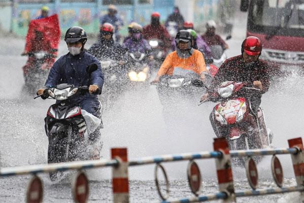 TP.HCM mưa dông vào chiều tối-1
