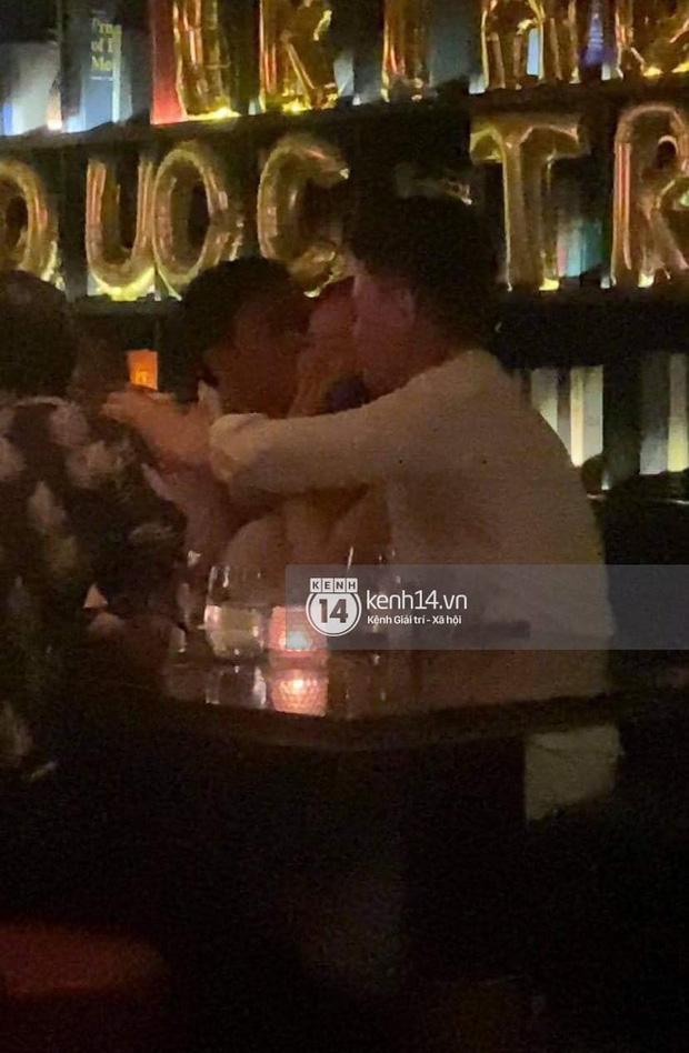Quốc Trường và Minh Hằng hẹn hò trong tiệc sinh nhật, kéo nhau ra 1 góc ôm hôn-5