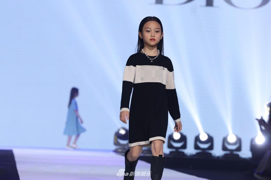 Con gái Lý Tiểu Lộ catwalk cực thần thái gây ngỡ ngàng-4