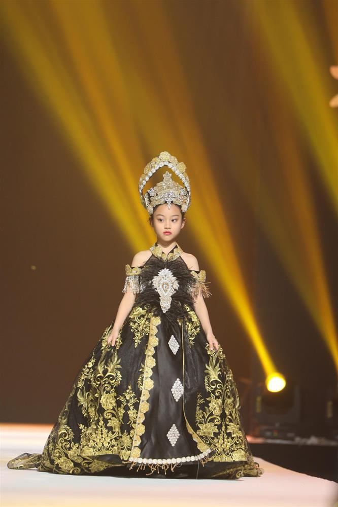 Con gái Lý Tiểu Lộ catwalk cực thần thái gây ngỡ ngàng-7