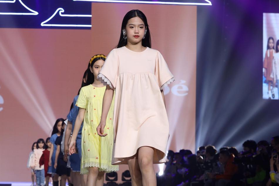 Con gái Lý Tiểu Lộ catwalk cực thần thái gây ngỡ ngàng-9