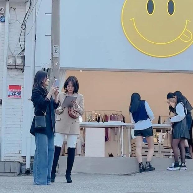 Song Hye Kyo khiến antifan á khẩu khi mẫu túi cô đeo lại cháy hàng trong 1 nốt nhạc-1