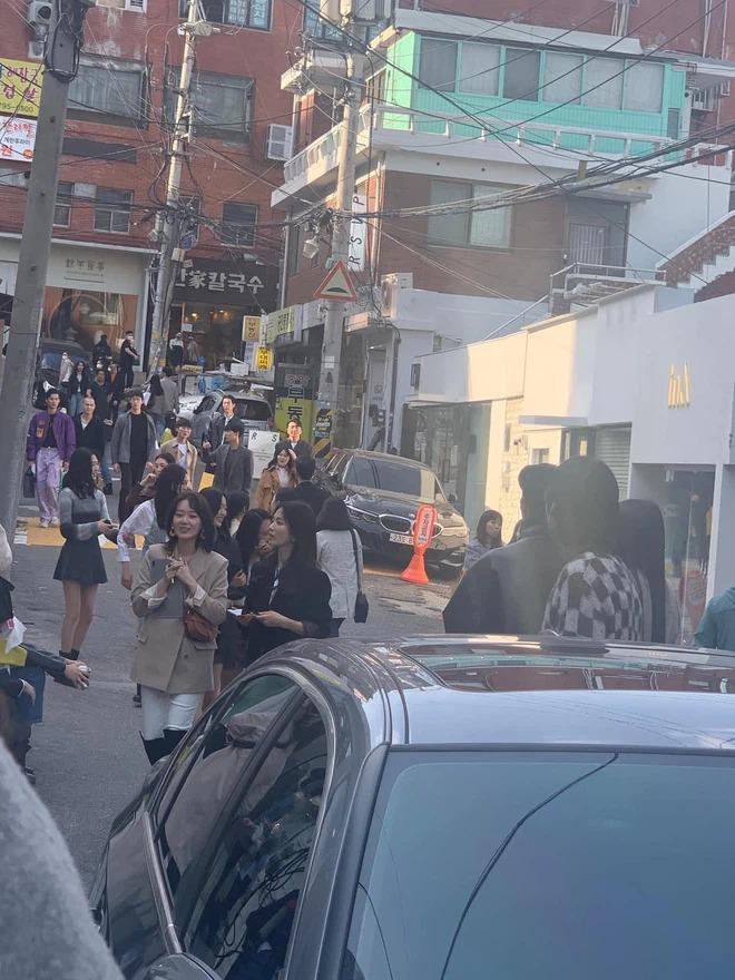 Song Hye Kyo khiến antifan á khẩu khi mẫu túi cô đeo lại cháy hàng trong 1 nốt nhạc-2