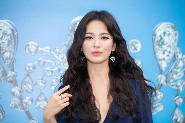 Song Hye Kyo khiến antifan á khẩu khi mẫu túi cô đeo lại cháy hàng trong 1 nốt nhạc-8