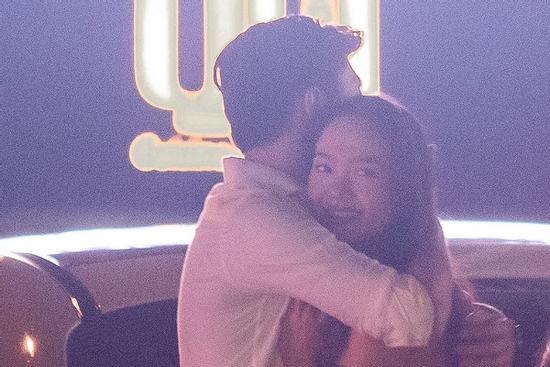 Hình ảnh Quốc Trường ôm hôn Minh Hằng tại quán bar có câu trả lời