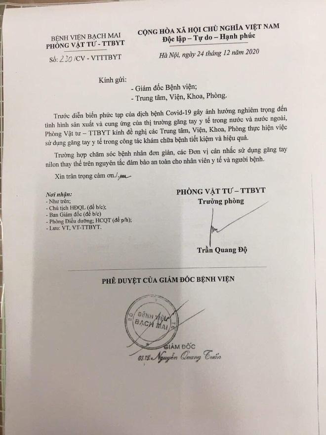 Nhân viên dùng găng ni-lon thay thế găng y tế: Lãnh đạo BV Bạch Mai nói gì?-2