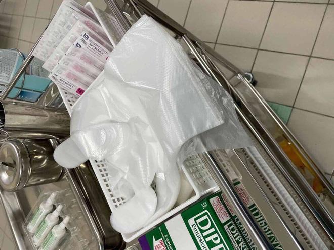 Nhân viên dùng găng ni-lon thay thế găng y tế: Lãnh đạo BV Bạch Mai nói gì?-1