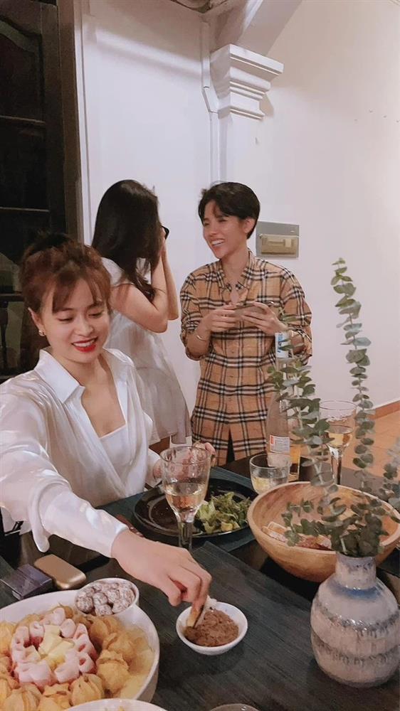 Tụ họp cuối tuần, Gil Lê để lộ khoảnh khắc si mê Hoàng Thuỳ Linh ra mặt?-3