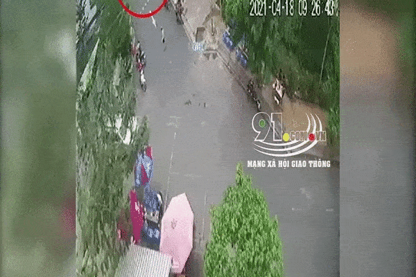 Clip: Nữ tài xế đạp nhầm chân ga tông vào 2 mẹ con, bé gái văng xa, nằm bất động-1