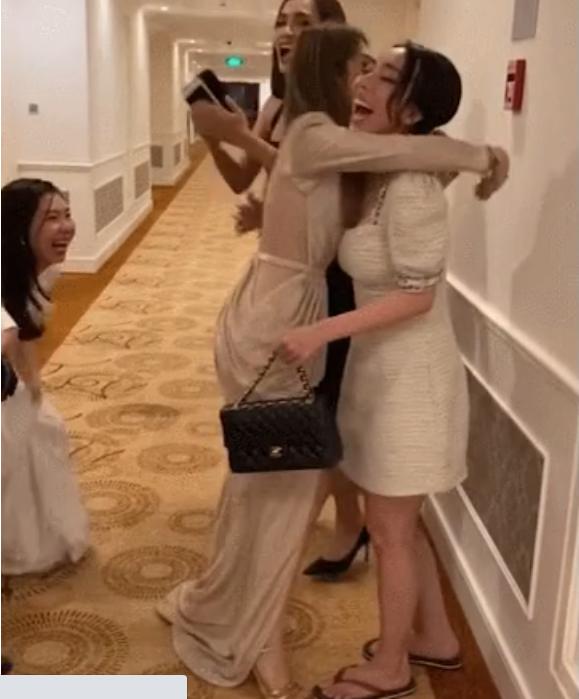 Tóc Tiên say rượu vắt cả người qua sofa, bò lên cầu thang mới chịu!-7