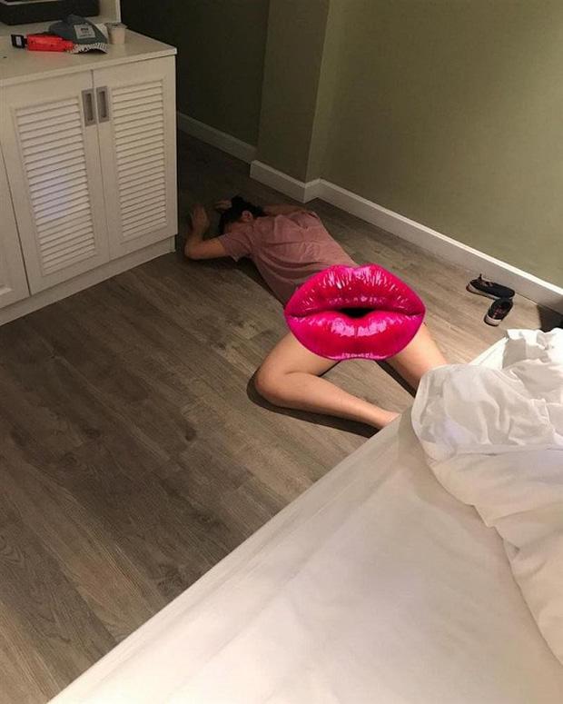 Tóc Tiên say rượu vắt cả người qua sofa, bò lên cầu thang mới chịu!-8