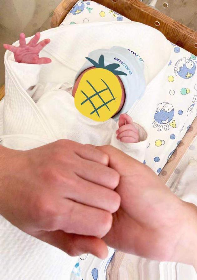 Sao nam Hoa Thiên Cốt lên chức bố, tung ảnh cưới siêu ngọt-1