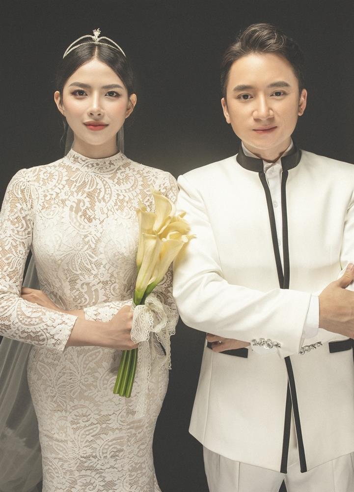 Những bộ váy cưới trị giá bằng căn nhà của vợ các cầu thủ Việt Nam - Báo  Phụ Nữ