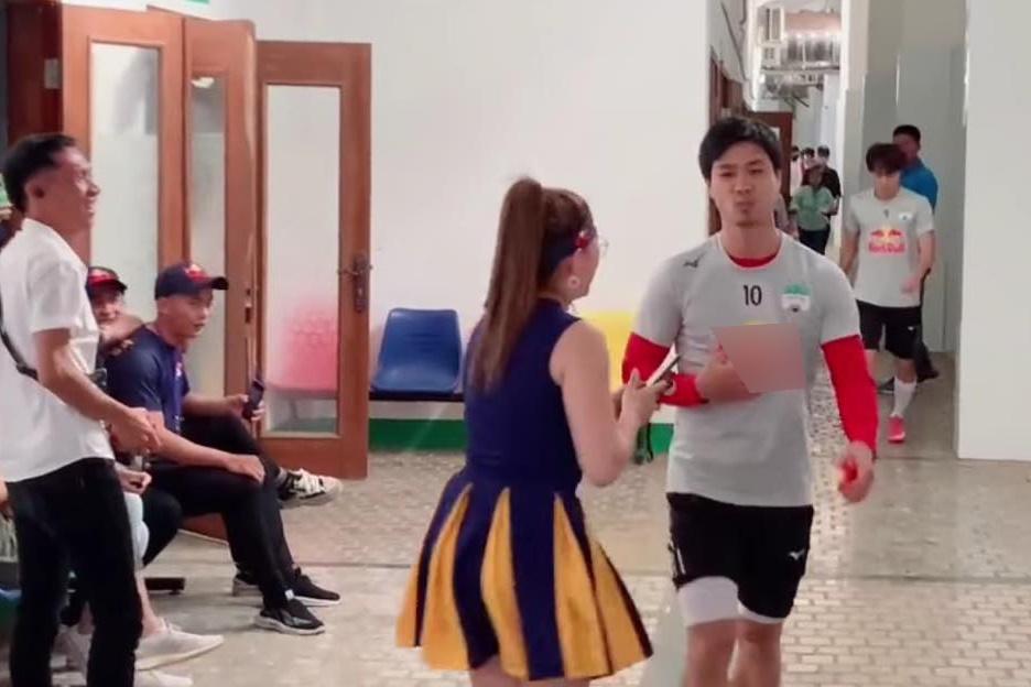 Công Phượng bị tố chảnh chọe, có thời gian ăn táo nhưng từ chối chụp ảnh-1