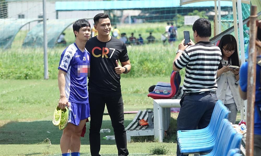 Công Phượng bị tố chảnh chọe, có thời gian ăn táo nhưng từ chối chụp ảnh-8