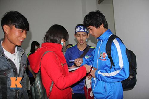 Công Phượng bị tố chảnh chọe, có thời gian ăn táo nhưng từ chối chụp ảnh-10