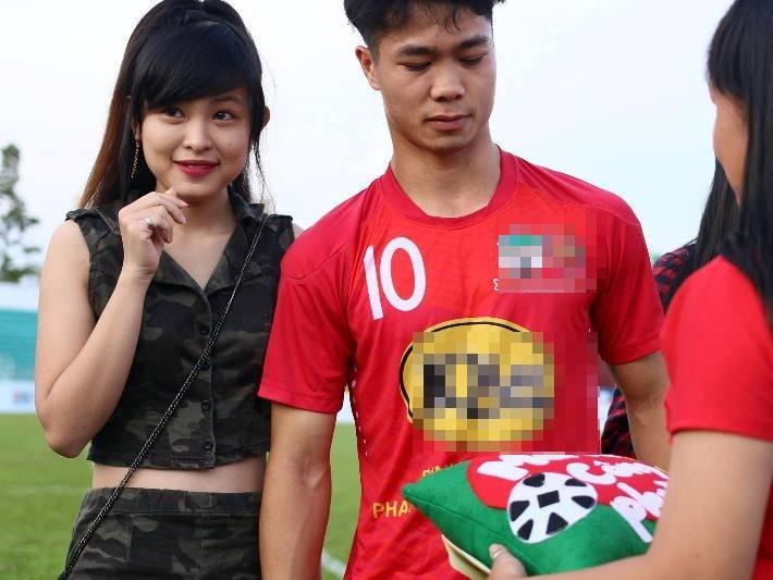 Công Phượng bị tố chảnh chọe, có thời gian ăn táo nhưng từ chối chụp ảnh-9