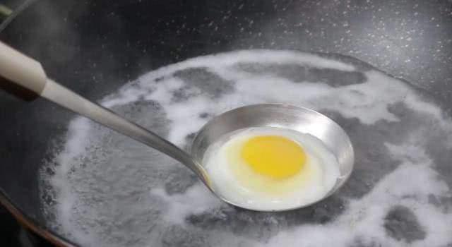 Chần trứng, đừng cho trực tiếp vào nước, thêm 2 bước nữa trứng ngon, không dính nồi-1