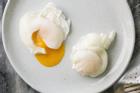 Chần trứng, đừng cho trực tiếp vào nước, thêm 2 bước nữa trứng ngon, không dính nồi