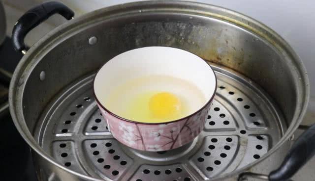 Chần trứng, đừng cho trực tiếp vào nước, thêm 2 bước nữa trứng ngon, không dính nồi-3