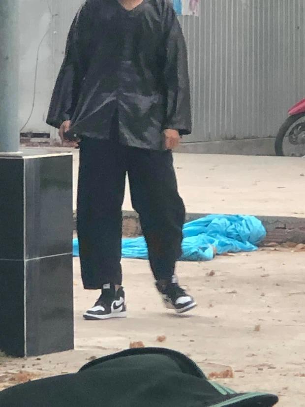 Nam sinh mặc đồ bộ đi học, dân mạng soi giá đôi giày đang đi mà choáng-1