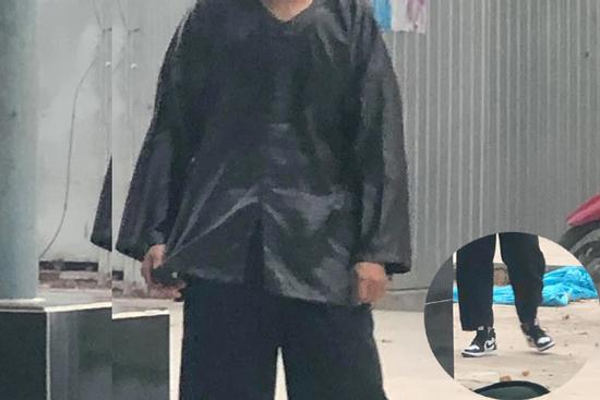 Nam sinh mặc đồ bộ đi học, dân mạng soi giá đôi giày đang đi mà choáng