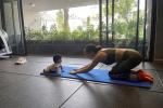 Con gái Đàm Thu Trang gây sốt với ảnh tập yoga cùng mẹ