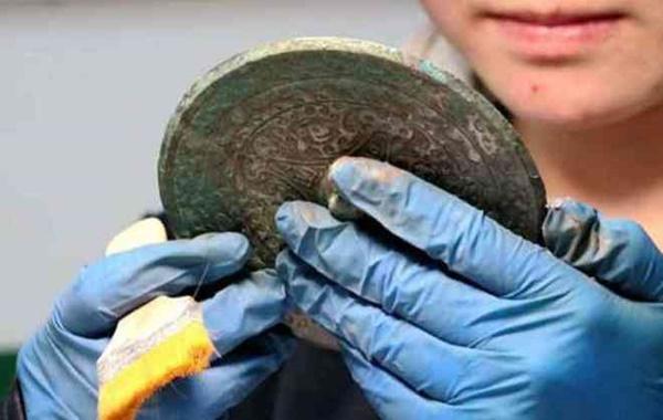 Bí ẩn loạt mộ cổ với 80 chiếc gương báu soi quanh người chết-1