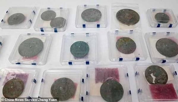 Bí ẩn loạt mộ cổ với 80 chiếc gương báu soi quanh người chết-2