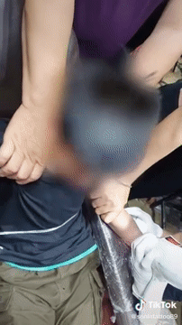 Xôn xao clip bé trai lớp 6 bị giữ chặt tay chân, gào khóc thảm thiết vì xóa hình xăm-1