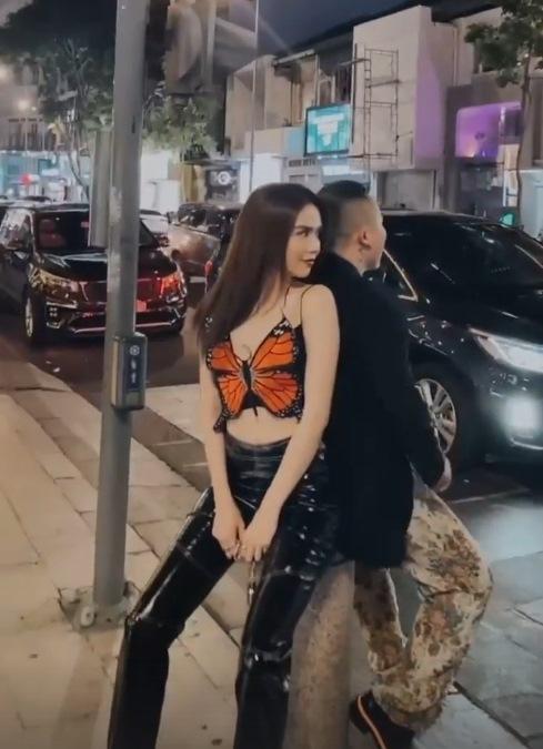 Ngọc Trinh đụng áo cánh bướm tí hon với Sun Ht, Phí Phương Anh-1