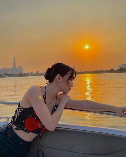 Ngọc Trinh đụng áo cánh bướm tí hon với Sun Ht, Phí Phương Anh-6