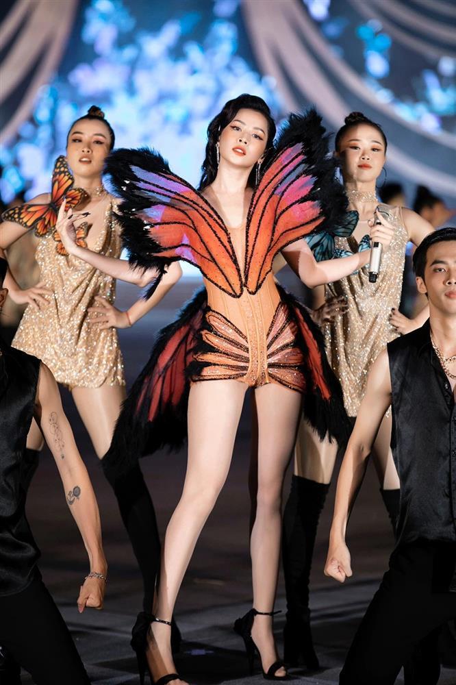 Ngọc Trinh đụng áo cánh bướm tí hon với Sun Ht, Phí Phương Anh-9